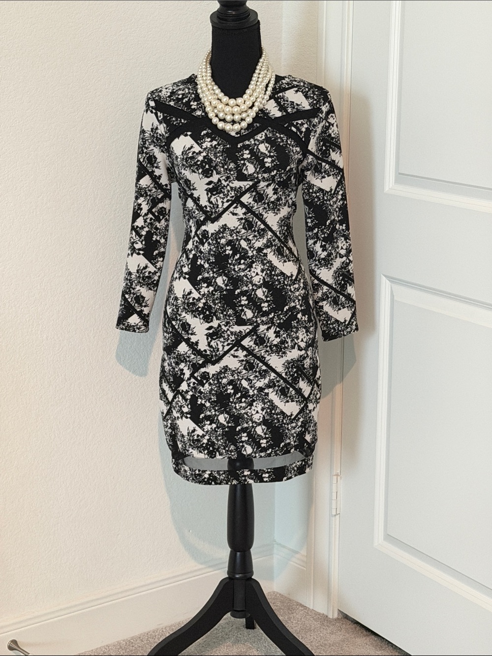 Xhilaration Black and White Long Sleeve Patterned Dress